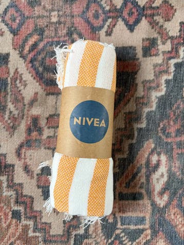 Nivea Handdoekje - Geel/Wit gestreept