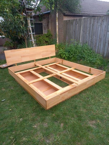Tweepersoons bedframe 180x200 zonder lattenbodem
