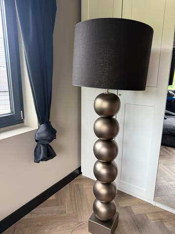 Gratis op te halen! Moderne vloerlamp met zwarte kap