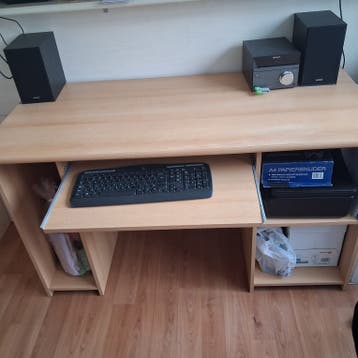 Gratis houten computerburo met uitschuifbaar Toetsenbordblad