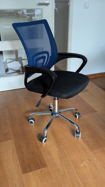 Bureaustoel met blauwe mesh rugleuning en wieltjes