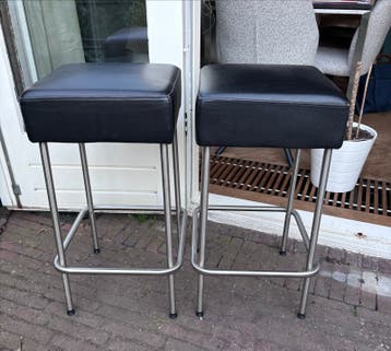 Set van 2 barkrukken met zwart kunstleer en metalen frame