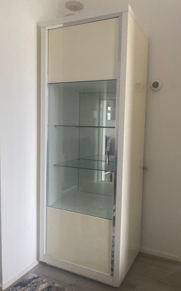 Vitrinekast met glazen planken