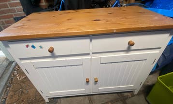 Witte kast met houten blad en lades