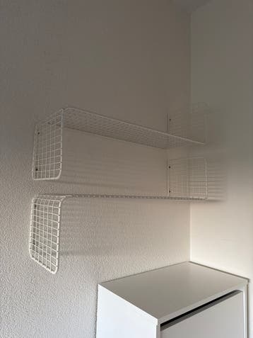 Set van 2 witte metalen wandplanken