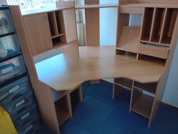 praktisch hoekbureau met opzetbergruimte