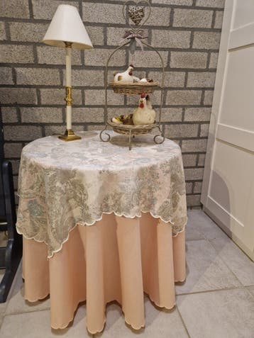 Gratis wit spaanplaat tafeltje met kleedjes en decoratie
