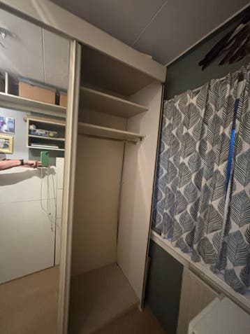 Gebruikte kledingkast met schuifdeuren en spiegel - Gratis a