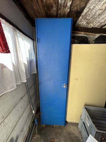 Metalen opbergkast met legplanken plus inhoud