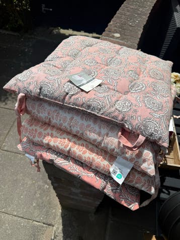 Set van 4 roze tuinkussens met bloemenprint