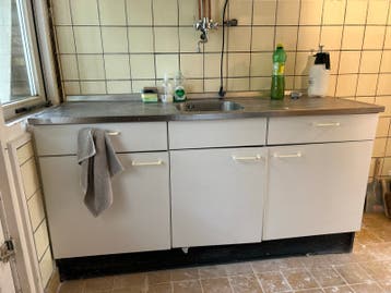 Compacte keuken met RVS blad en spoelbak