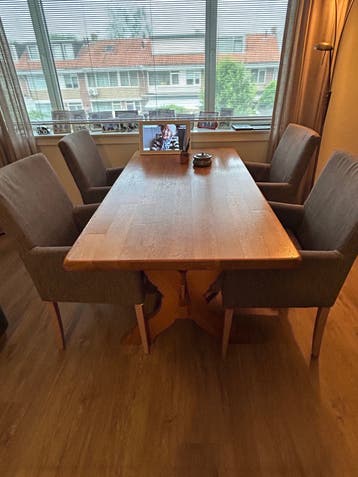 Robuuste eikenhouten eettafel Ousterwijk