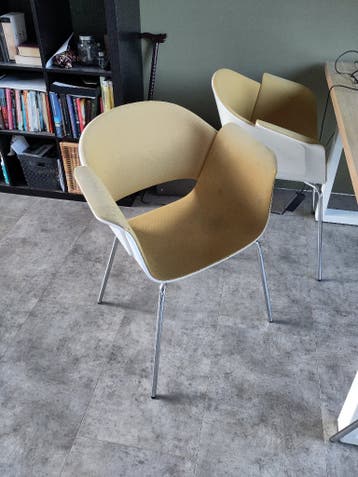 6 gele stoelen