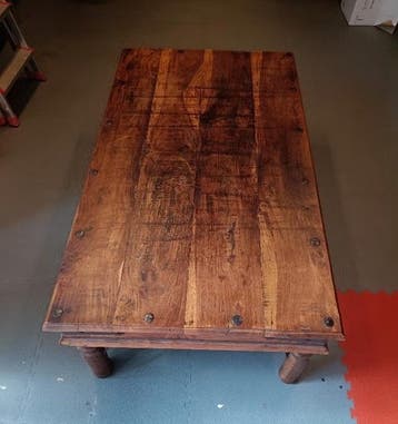 Robuuste houten salontafel met metalen accenten