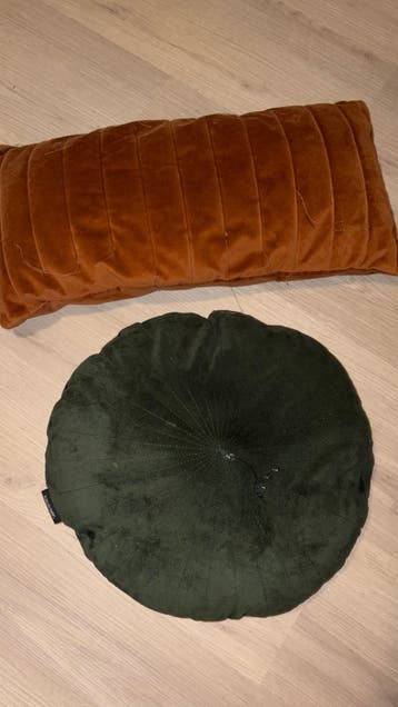 Set van 2 kussens: groen rond en orange rechthoekig