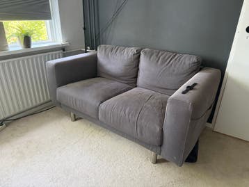 Comfortabele grijze tweezitsbank