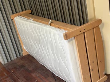 Houten bedframe met lattenbodem en matras