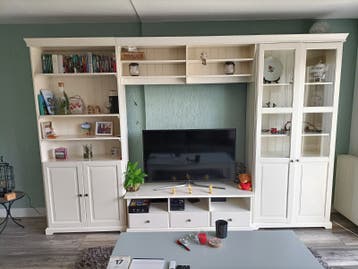 Mooi wit tv-meubel met boekenkast en vitrinekast
