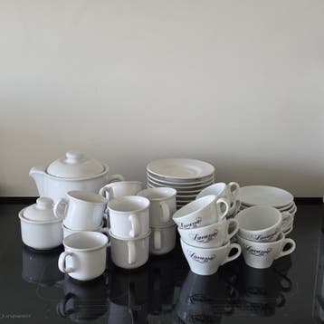 Wit serviesgoed: theepot, suikerpot, kopjes en schotels