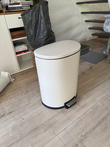 Witte pedaalemmer met gebruikssporen