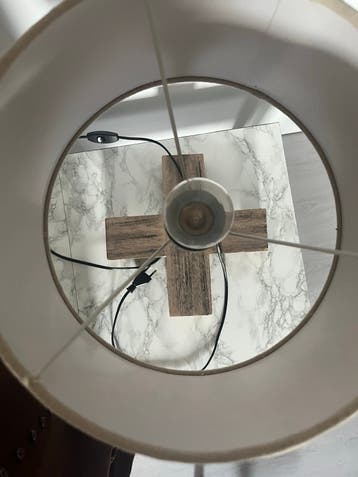 Tafellamp met houten kruisvoet en stoffen kap