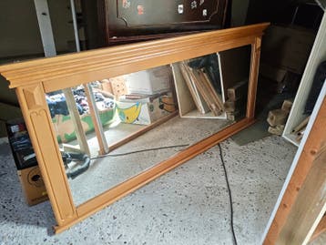 Grote houten spiegel met sierlijke lijst