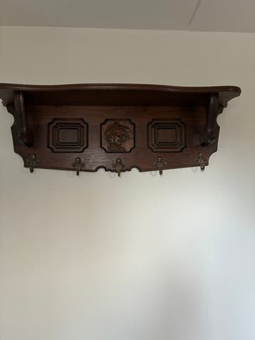 houten wandkapstok met plank en messing haken