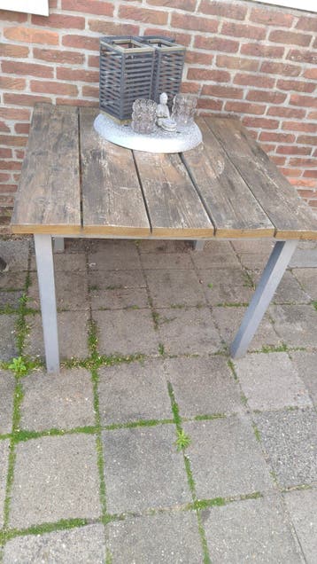 Houten tuintafel met metalen poten