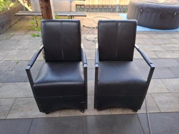 2 eetkamerstoelen met wieltjes