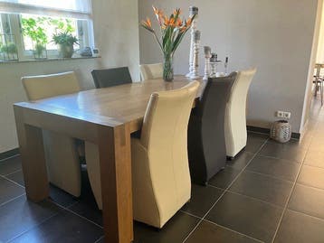 tafel met stoelen