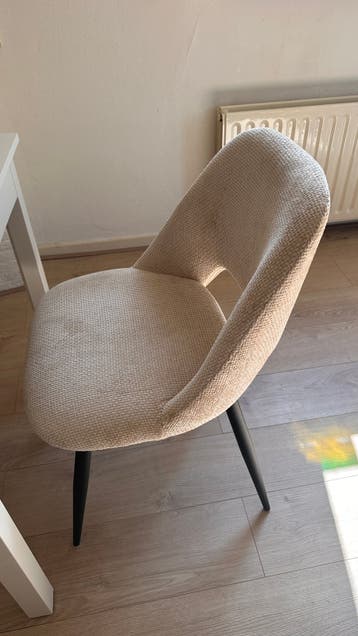 Gratis af te halen tafeltje 73 x 54 cm en 2 stoelen.