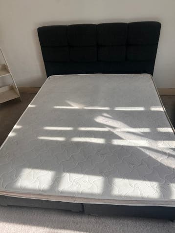 Bed tweepersoonsbed houten boxspring