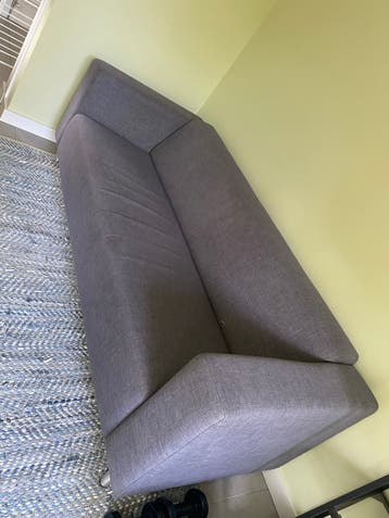 Comfortabele grijze driezitsbank