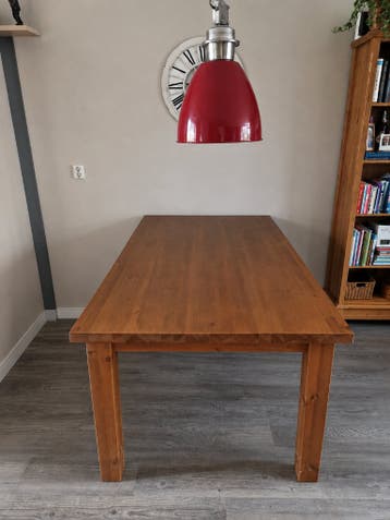 Grenen eetafel en boekenkast