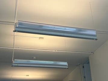 Twee industriële tl armaturen
