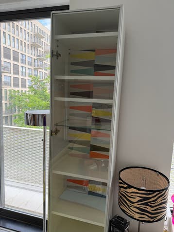 Free Ikea Witte vitrinekast met glazen deur en planken