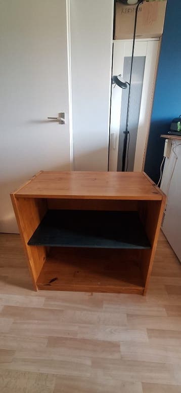 Gratis. Kastje hout en blauw.