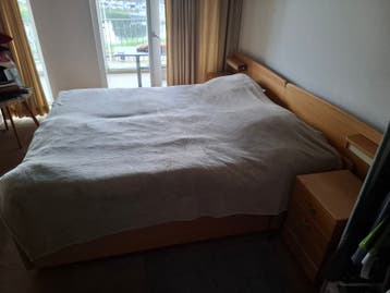 Tweepersoonsbed met elektrisch verstelbare lattenbodem