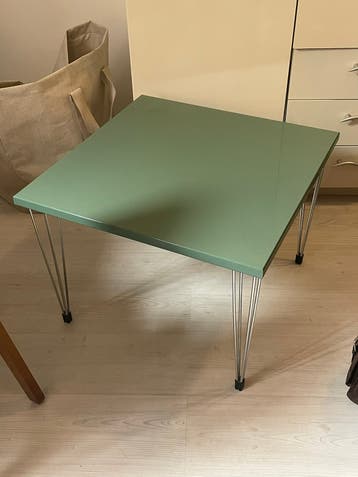 Groene salontafel met metalen poten
