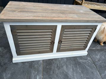 Houten kastje met louvre deurtjes