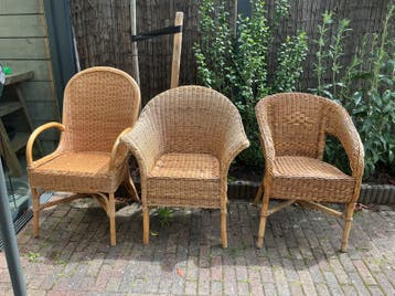 Rotan stoelen. Onder de overkapping gestaan