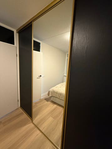 Schuifdeuren met spiegel en donkere panelen