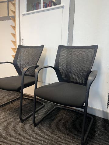 Twee zwarte stoelen