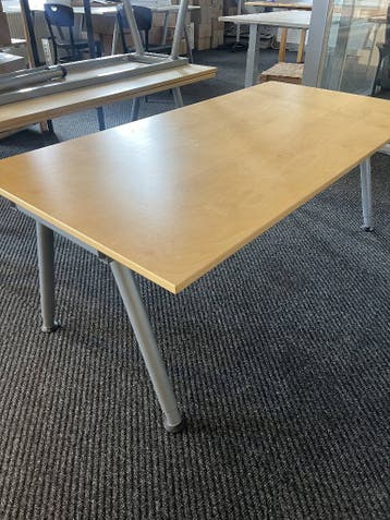 Ikea Galant bureau met verstelbare poten