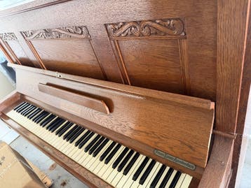 Piano met kruk - Gratis af te halen