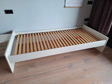 Wit eenpersoonsbed met lattenbodem