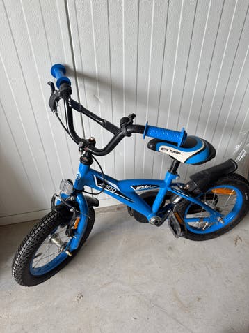 Gratis blauwe BMX kinderfiets - remmen nakijken