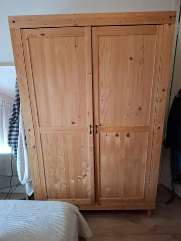 Grenen houten kledingkast