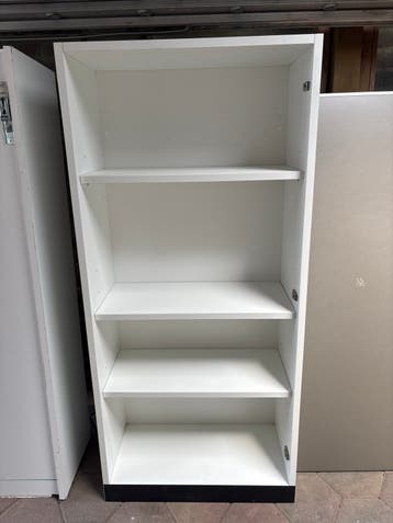 Twee gebruikte keukenkasten met deuren