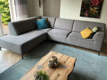 Gratis af te halen grijze hoekbank met bijpassende fauteuil